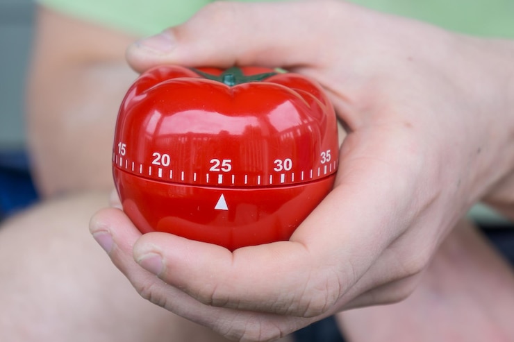 Foto primer plano de la mano con el anillo rojo.