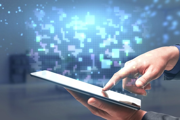 Un primer plano de la mano apuntando a un teléfono inteligente con un holograma de píxeles del metaverso digital en un fondo borroso Concepto de ciberespacio Doble exposición