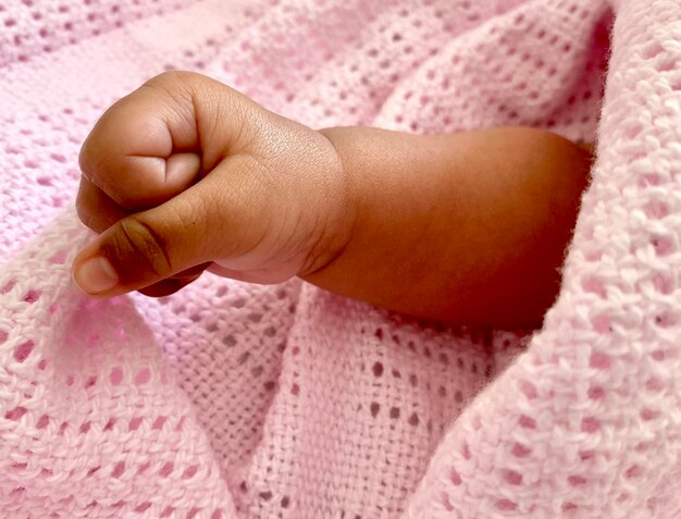 Foto primer plano de la mano del bebé en el suéter