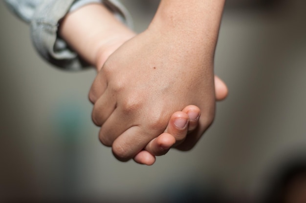 Foto primer plano de la mano del bebé