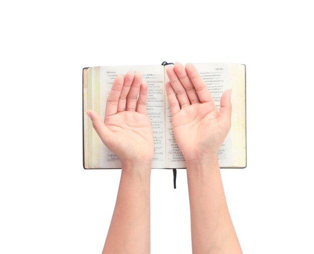 Foto primer plano de la mano con la biblia en fondo blanco