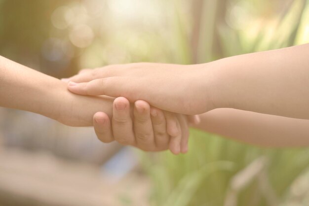 Primer plano de la mano cogida de la mano