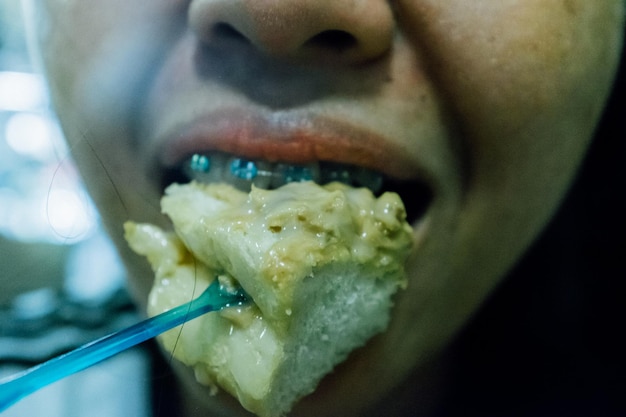 Foto primer plano de la mano comiendo helado