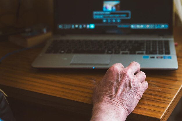 Primer plano de la mano con una computadora portátil