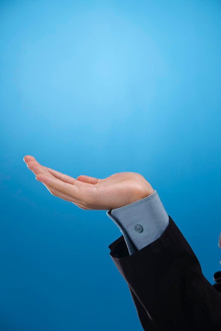 Foto primer plano de la mano contra el cielo azul