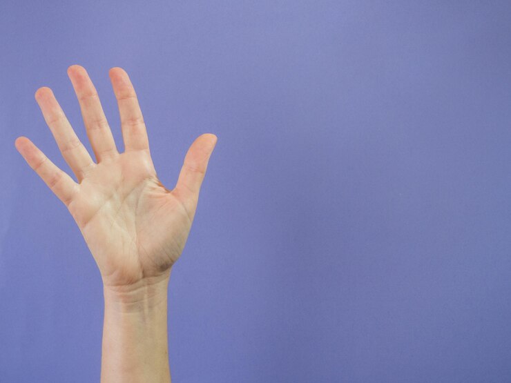 Foto primer plano de la mano contra un fondo azul