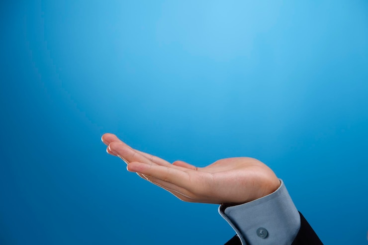 Foto primer plano de la mano contra un fondo azul