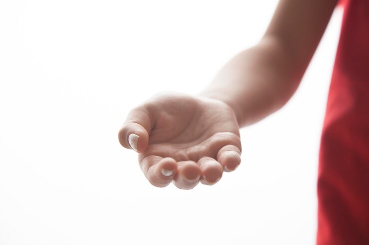 Foto primer plano de la mano contra un fondo blanco