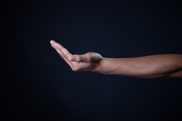 Foto primer plano de la mano contra un fondo negro