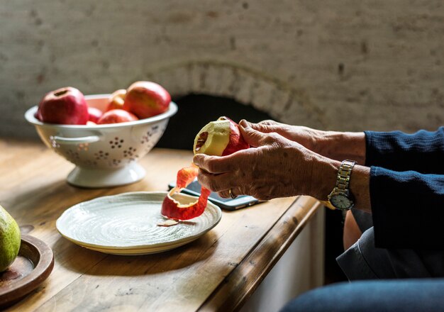 Primer plano de mano con cuchillo pelado de manzana