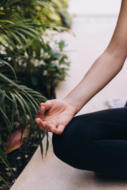 Foto primer plano de la mano descansando en una rodilla en la meditación