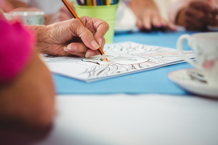 Foto primer plano de una mano dibujando en un papel