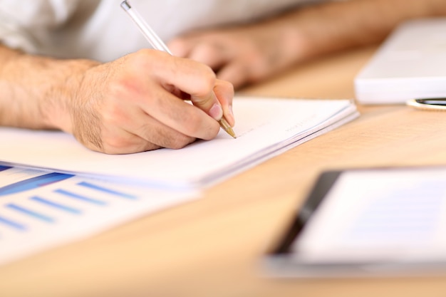 Primer plano de mano escribiendo en papel