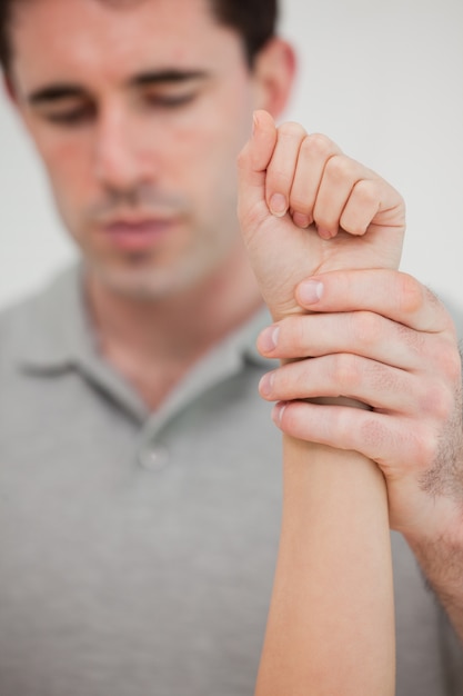 Foto primer plano de una mano estirado