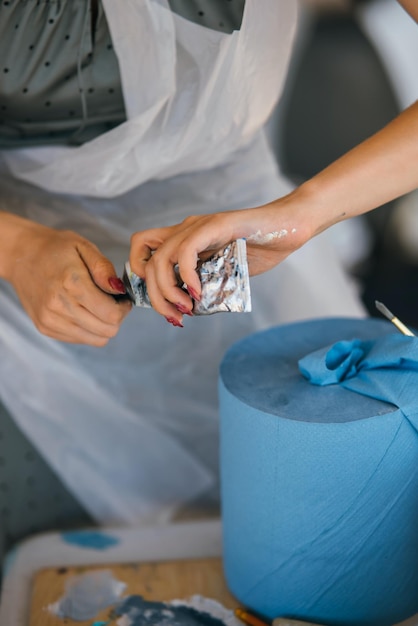 Primer plano en la mano exprimiendo el tubo de pintura