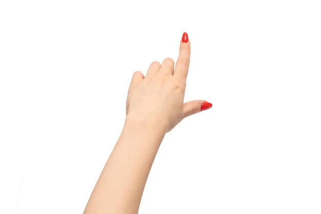Primer plano de una mano femenina con piel pálida y uñas rojas apuntando o tocando