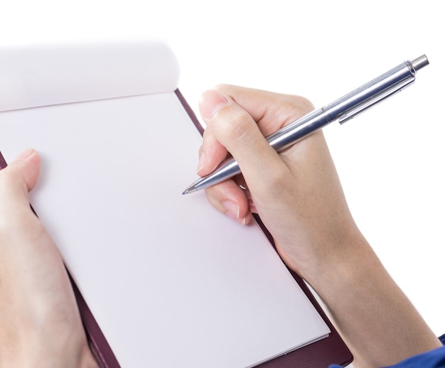 Foto primer plano de mano femenina sosteniendo un lápiz y escribiendo