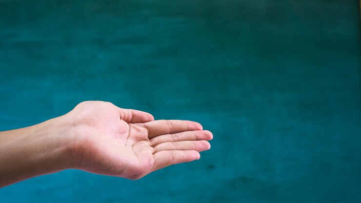Foto primer plano de la mano gestando contra la pared