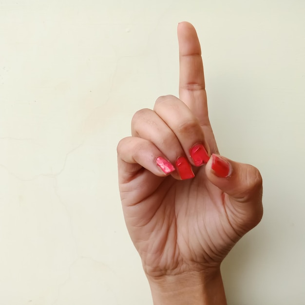 Primer plano de la mano gestando contra la pared