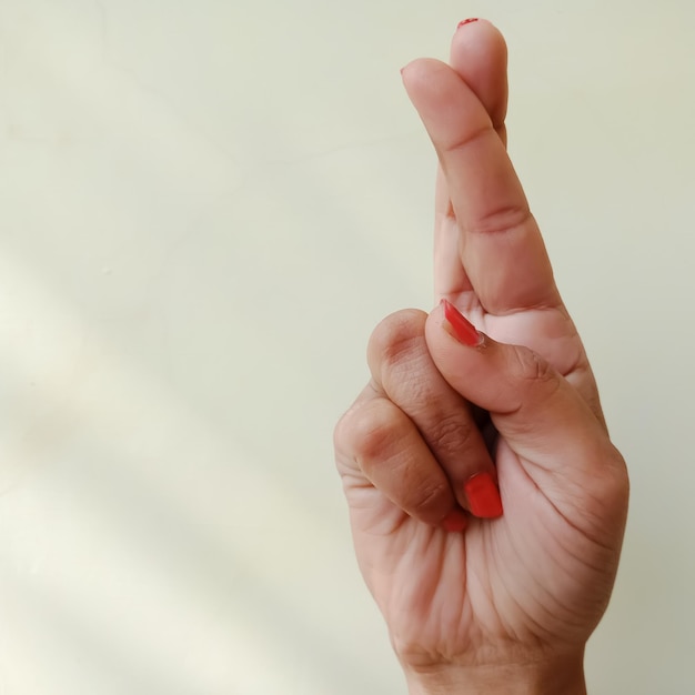 Primer plano de la mano gestando contra la pared