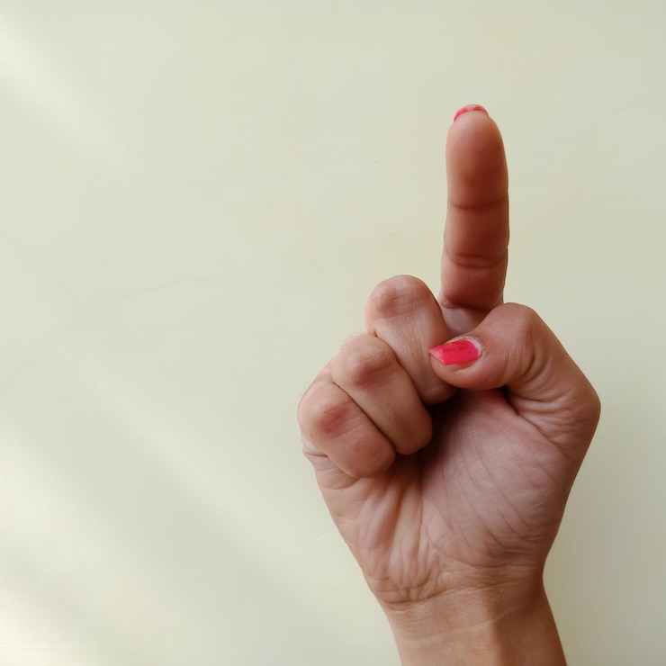 Foto primer plano de la mano gestando contra la pared