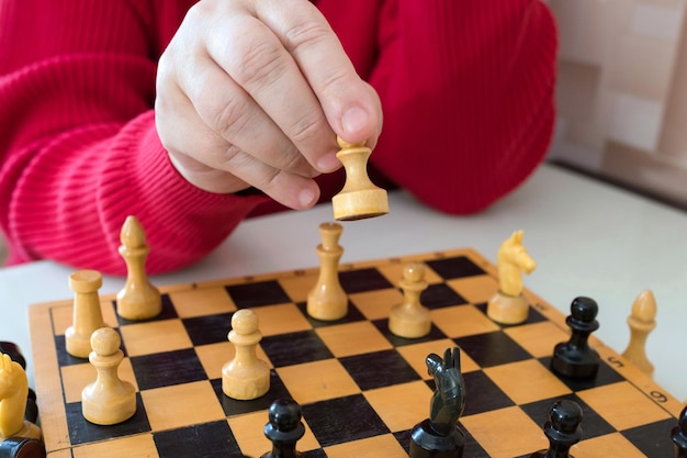 Un primer plano de la mano de un hombre y el ajedrez Deportes y juegos