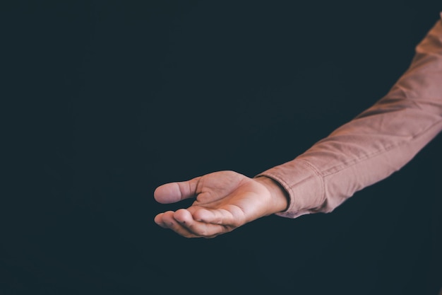 Foto primer plano de la mano de un hombre extendiendo una mano sale con espacio libre para introducir texto fácil de usar