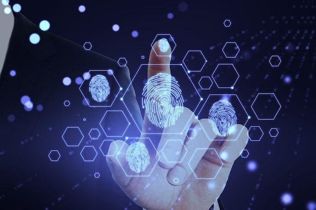 Primer plano de la mano del hombre de negocios que señala el holograma creativo de huella digital digital sobre fondo oscuro con líneas Cyber datanase y concepto de acceso Doble exposición