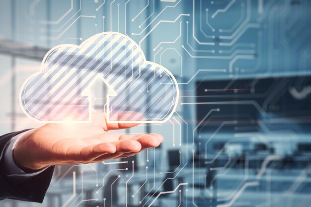 Primer plano de la mano del hombre de negocios que sostiene el holograma de la nube brillante en el fondo interior de la oficina borrosa Concepto de servidor y almacenamiento de datos Doble exposición
