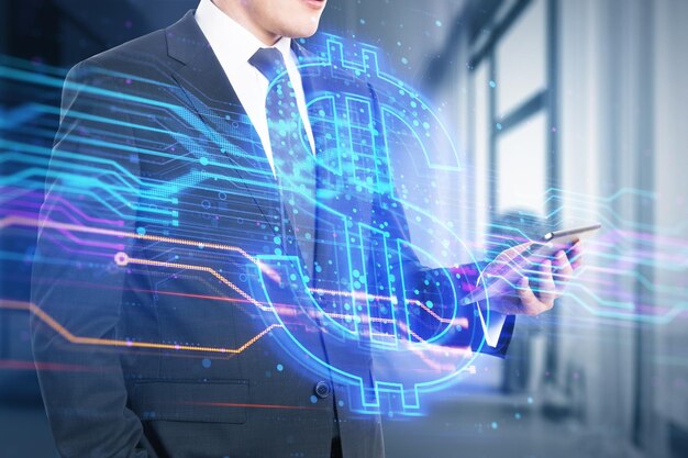 Primer plano de la mano del hombre de negocios que sostiene el teléfono inteligente con holograma de signo de dólar azul brillante creativo en el fondo interior de la oficina borrosa Concepto de dinero y moneda digital Doble exposición