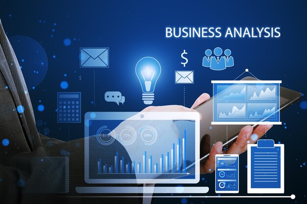 Primer plano de la mano de un hombre de negocios que usa un teléfono inteligente con datos financieros y holograma contable con dispositivos y gráficos en fondo azul Concepto de investigación estadística y tecnología