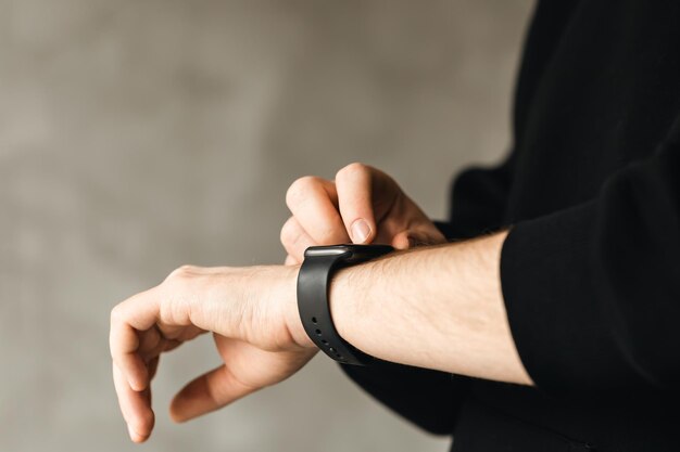 Primer plano de la mano de un hombre de negocios que utiliza un concepto de negocio y tecnología de reloj inteligente