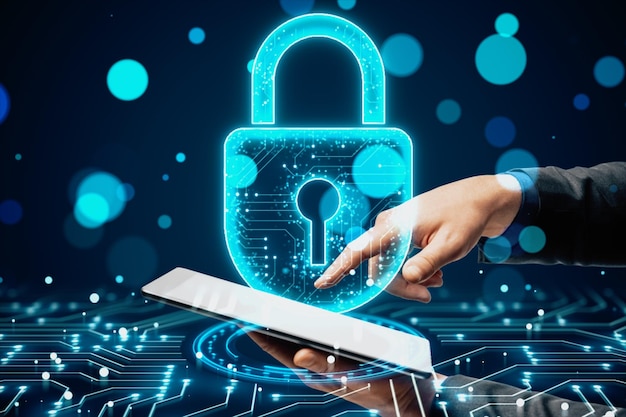 Primer plano de la mano de un hombre de negocios usando un teléfono móvil con un holograma de candado digital azul brillante en un fondo bokeh borroso Concepto de seguridad y inicio de sesión De doble exposición