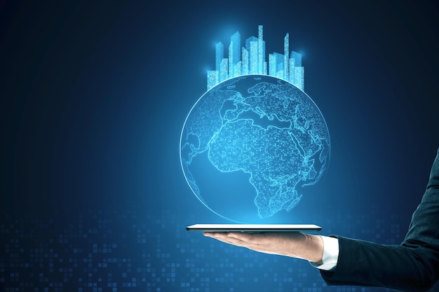 Primer plano de la mano del hombre que sostiene la tableta con el mapa que brilla intensamente con el holograma de la ciudad en el fondo borroso Construcción del concepto de realidad virtual del metaverso abstracto y mapa digital