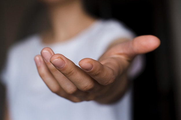 Primer plano de la mano del hombre