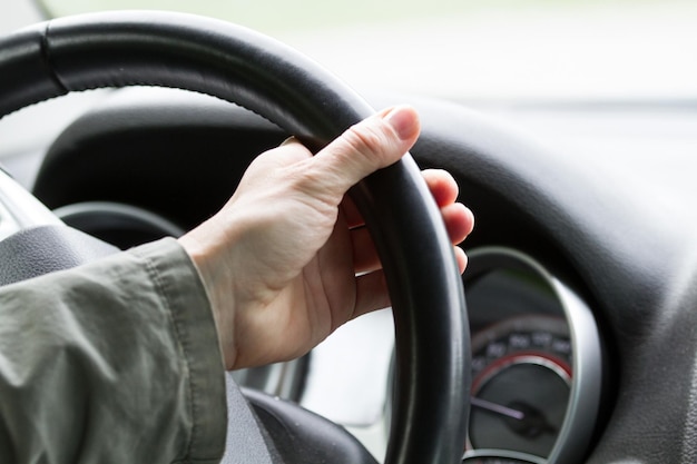 Foto primer plano de la mano humana en el coche