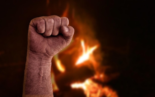 Primer plano de la mano humana contra un fondo abstracto