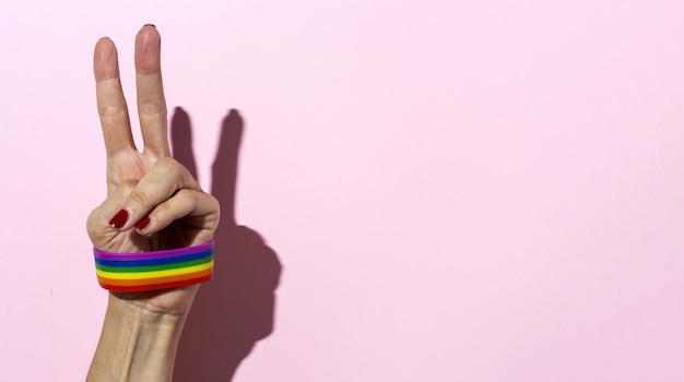 Foto primer plano de la mano humana contra un fondo de color