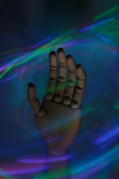 Foto primer plano de la mano humana contra un fondo de color