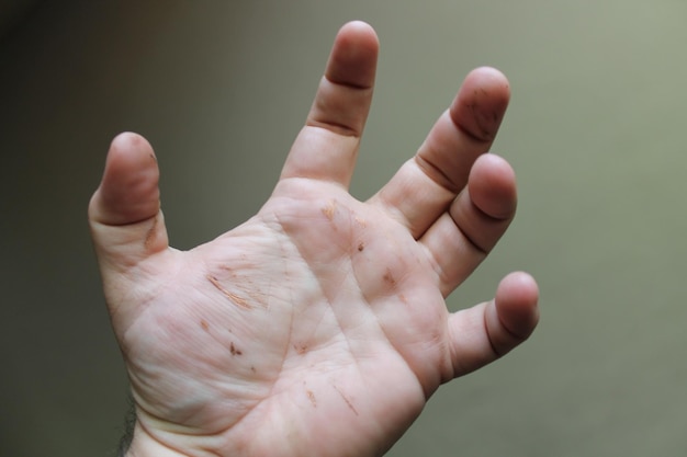 Primer plano de la mano humana contra un fondo gris