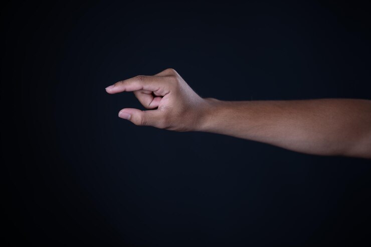 Foto primer plano de la mano humana contra un fondo negro