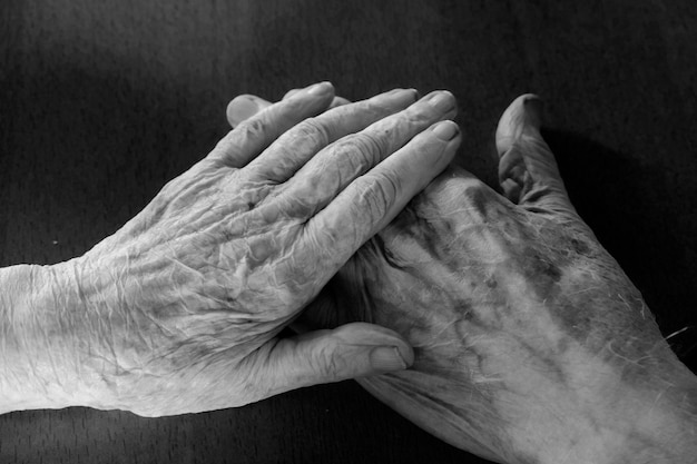 Foto primer plano de la mano humana contra un fondo negro