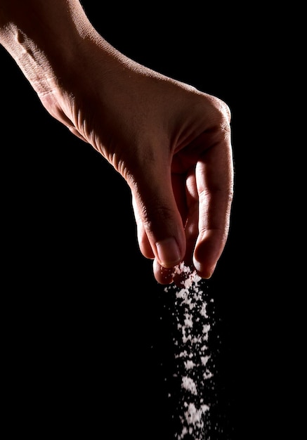 Primer plano de la mano humana contra un fondo negro