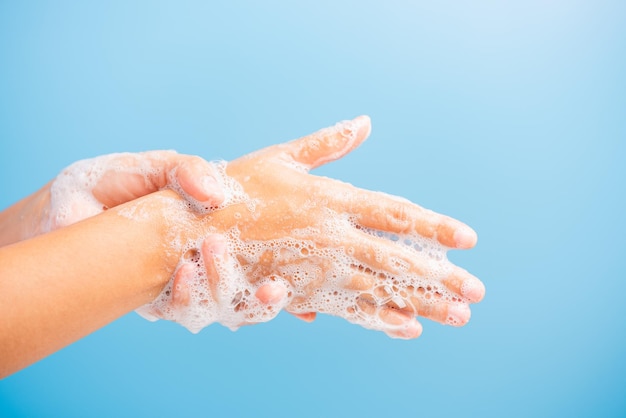 Primer plano de una mano humana con fondo azul