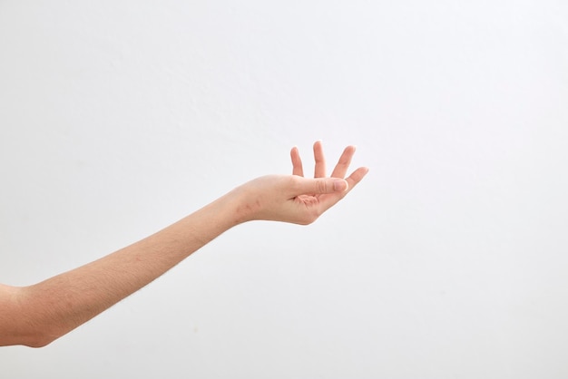 Primer plano de una mano humana gestando contra un fondo blanco