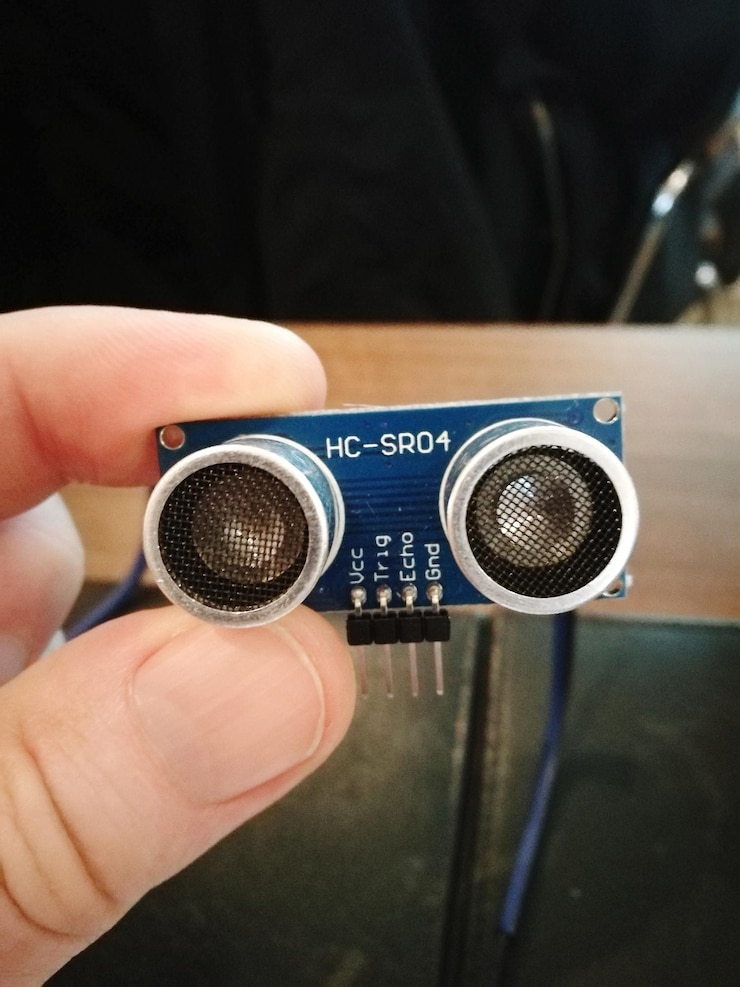 Foto primer plano de la mano humana sosteniendo el componente arduino