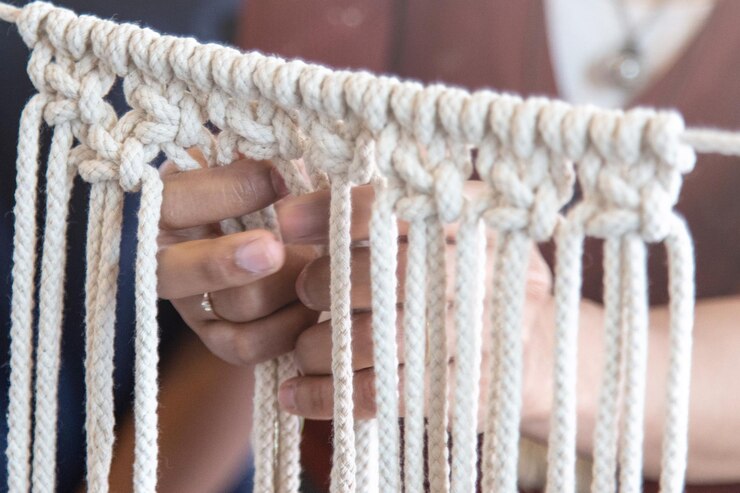 Foto primer plano de la mano humana sosteniendo la cuerda
