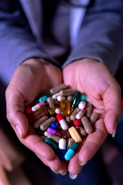 Foto primer plano de la mano humana sosteniendo las pastillas