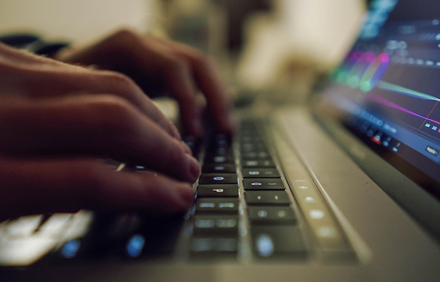 Un primer plano de una mano humana en un teclado escribiendo