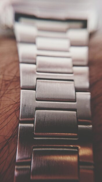 Primer plano de una mano humana usando un reloj de pulsera
